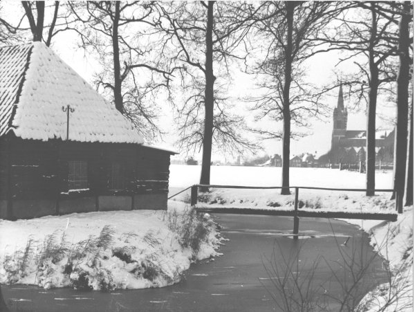 Het Weijerke met daarop de blokhut van de Voortrekkers. Op de achtergrond de H.Lucia kerk.
